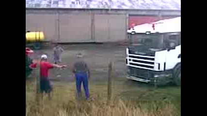 Трактор дърпа Scania