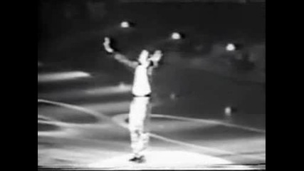 Фенка на Michael Jackson припада в ръцете му