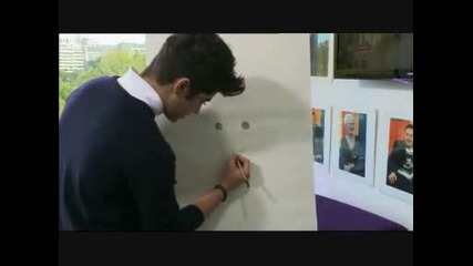 One Direction - Zayn Malik ни показва как да рисуваме по-хубаво