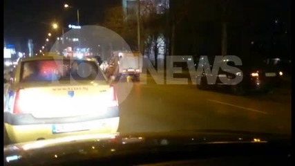 Кола се заби в дърво на столичния булевард „България”