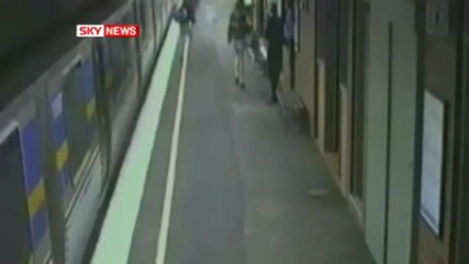 Бебе пада под метрото и оцелява по чудо 
