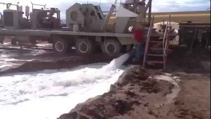 Силна струя вода събаря работник