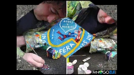 Пич рисува върху дъвките на улицата 