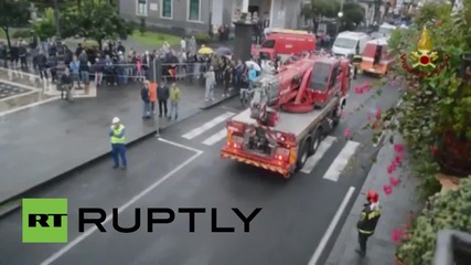 Италия: ОГРОМНА дупка поглъща кола в Катания