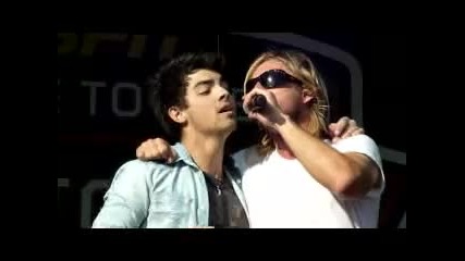 Switchfoot и Joe Jonas пеят Dare You To Move