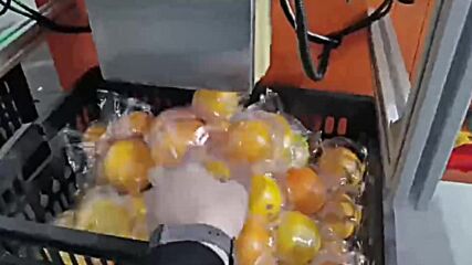 Автоматична пакетираща машина за плодове.