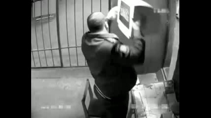 Руски изнервен полицай троши компютър