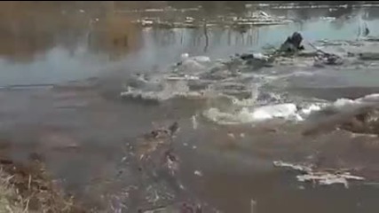 Мощен водовъртеж поглъща всичко...