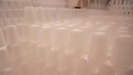 Едно момче и 10 000 чаши