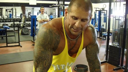 Narrow and wide grip upright rows