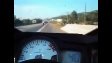 Луд моторист вдига 300km/h