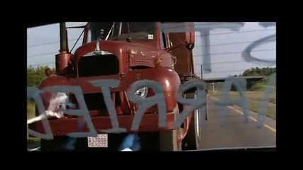 Яка сцена от филма Maximum Overdrive (1986) - Камион преследва кола