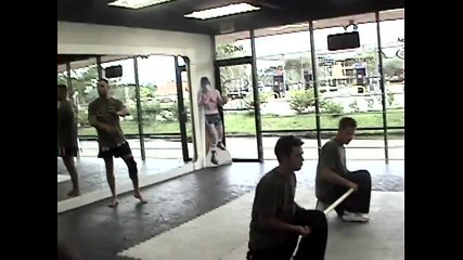 Смях с инструктор по Muay Thai 