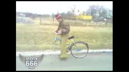 пиян не схваща защо не му върви колелото