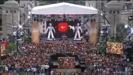 The Black Eyed Peas ( on Oprahs Show in Chicago ) 