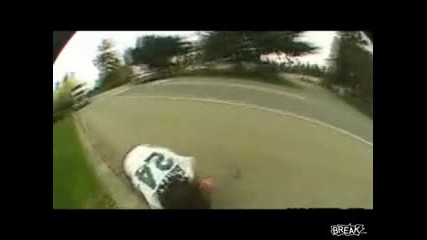 Момче си разбива главата след това падане !!!!!!!