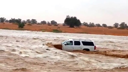 Луд арабин кара джипа си в бурна река