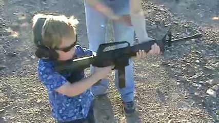 3 - годишно Дете Стреля с Автомат 