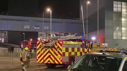 Огромен пожар затвори летище в Лондон (ВИДЕО)