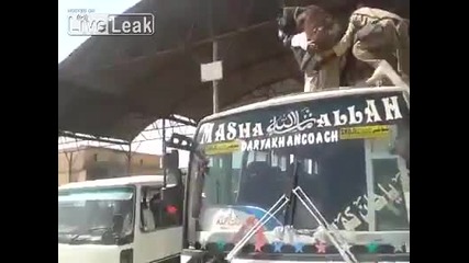 Магаре пътува с автобус в Пакистан