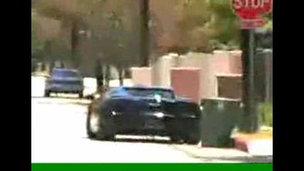 Много луд човек прескача Lamborghini