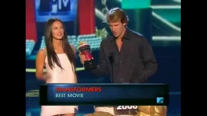 Мегън Фокс и Майкъл Бей приемат наградата на М Т V за най-добър филм на годината - Трансформърс