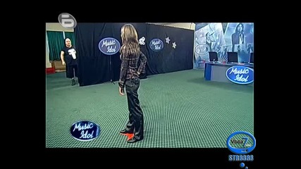 Music Idol 3 - 05.03.09г. - Момиче Пее Обърнато От Журито И Камерата - High - Quality