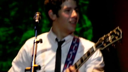 Nick Jonas прави кавър на I Saw her Standing There - Beatles