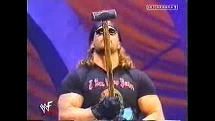 Triple H унищожава мотора на Undertaker
