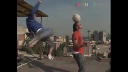Terrific freestyle football in the streets of Mexico