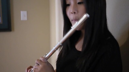Момиче Прави Страхотен Бийтбокс с флейта