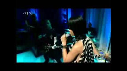 Rihanna - Umbrella Live