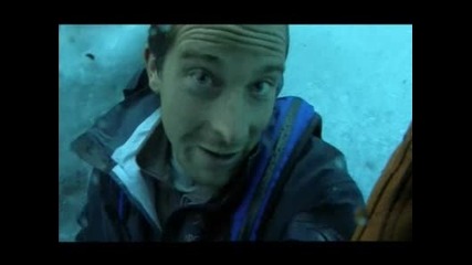 Оцелаване на предела - Беър Грилс минава под 50 метров ледников блок