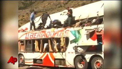 Необработено видео: Смъртоносна катастрофа с автобус в Перу !
