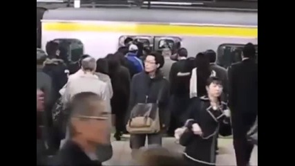 В България кога? Хора чакат на опашка, за да се качат във влак на метрото.
