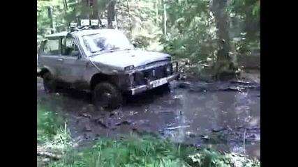 Lada Niva в 1 метър кал 