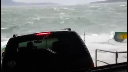 Коли качени на ферибот на безплатна автомивка под огромни вълни !