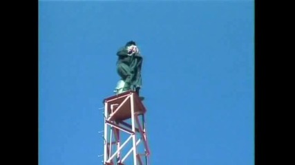мъж скача от кула