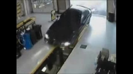 Жена вкарва кола в канала