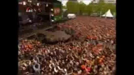 Queen - We Will Rock You - Live 2002