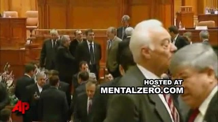 Мъж скача от втория етаж в парламента (румъния)