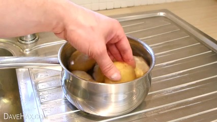 Лесен начин за белене на варени картофи :)