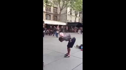 Перфектно балансиране с топка на улицата! - Perfectly balancing a ball on the street!