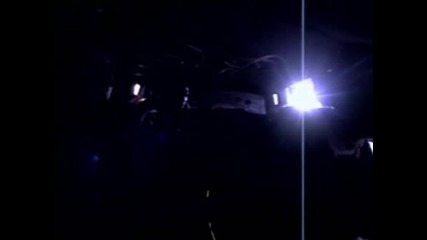 Скрита Камера - Мацка Се Саблича В Пералното Помещение!