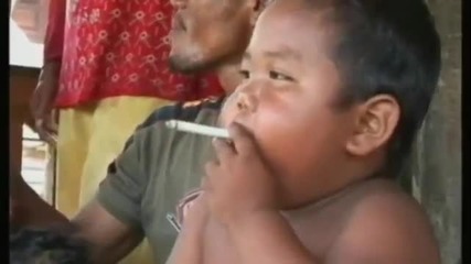 Индонезийско дете пуши по 40 цигари на ден