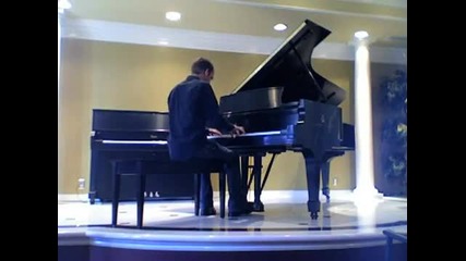 човек свири на пиано наобратно и с глава под пианото