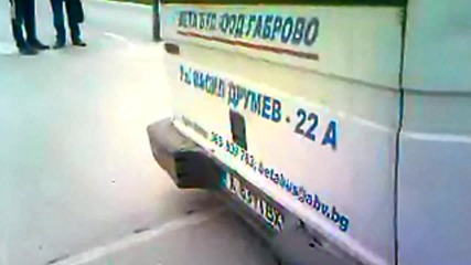 Автобус с пътници се разпадна в движение край Дряново (btv 29.03.2011) 