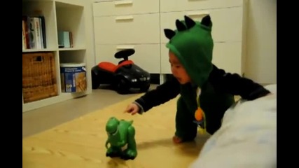 Хлапе се плаши от динозавърче 
