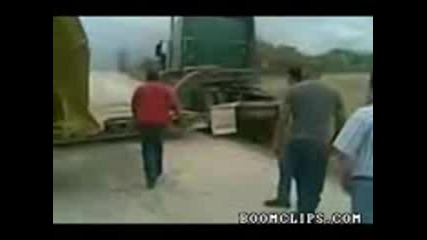 Голям булдоэер влачи камион 