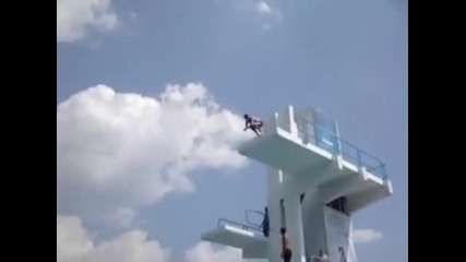 скок в басеин от 10метра